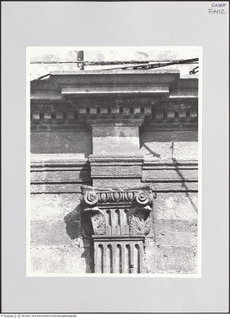 Vorderseite von Bibliotheca Hertziana [https://www.deutsche-digitale-bibliothek.de/content/lizenzen/rv-fz/] Cappella Pontano - Westwand, Pilasterkapitell und Verkröpftes Gebälk, bh516557_recto. Foto.