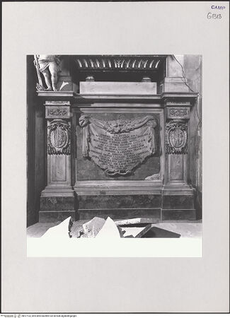 Vorderseite von ICCD [https://www.deutsche-digitale-bibliothek.de/content/lizenzen/rv-ez/] Grabmal des Kardinals Giuseppe Maria Capece Zurlo - Sockelzone mit Inschrift, bh517103_recto. Foto.