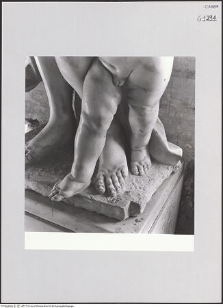 Vorderseite von ICCD [https://www.deutsche-digitale-bibliothek.de/content/lizenzen/rv-ez/] Schutzengel - Detail: Füße, bh517124_recto. Foto.