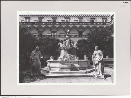 Vorderseite von ICCD [https://www.deutsche-digitale-bibliothek.de/content/lizenzen/rv-ez/] Fabelwesenbrunnen - Ansicht von vorne mit den Statuen Christi und der Samaritanerin, bh517151_recto. Foto.