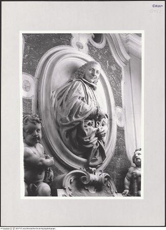 Vorderseite von ICCD [https://www.deutsche-digitale-bibliothek.de/content/lizenzen/rv-ez/] Grabmal des Herzogs Carlo Danza (gest. 1761) - Detail: Porträt des Verstorbenen, bh517167_recto. Foto.