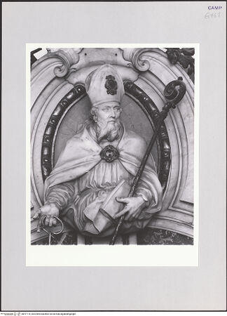 Vorderseite von ICCD [https://www.deutsche-digitale-bibliothek.de/content/lizenzen/rv-ez/] Rahmung des Trenngitters zur Abtei - Detail: der Bischof Dionysius von Paris, bh517170_recto. Foto.