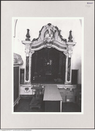 Vorderseite von ICCD [https://www.deutsche-digitale-bibliothek.de/content/lizenzen/rv-ez/] Rahmung des Trenngitters zur Abtei - Gesamtansicht, bh517171_recto. Foto.