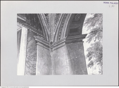 Vorderseite von Bibliotheca Hertziana [https://www.deutsche-digitale-bibliothek.de/content/lizenzen/rv-fz/] Palazzo ColonnaPalazzina della RovereSala della Fontana - Ecklösung, Gewölbeansatz, bh517220_recto. Foto.