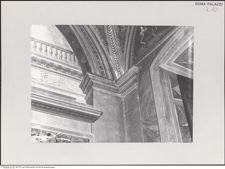 Vorderseite von Bibliotheca Hertziana [https://www.deutsche-digitale-bibliothek.de/content/lizenzen/rv-fz/] Palazzo ColonnaPalazzina della RovereSala della Fontana - Ecklösung, Gewölbeansatz, bh517221_recto. Foto.