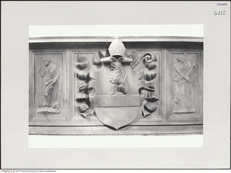 Vorderseite von Pedicini, Luciano [https://www.deutsche-digitale-bibliothek.de/content/lizenzen/rv-ez/] Der Altar von Monteoliveto (Altare del Pezzo)Die vier Evangelisten - Detail: Wappen der Familie del Pezzo zwischen den Evangelisten Markus, links und Johannes, rechts, bh517379_recto. Foto: Pedicini, Luciano.