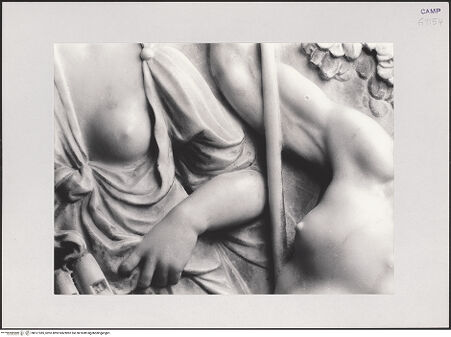 Vorderseite von Pedicini, Luciano [https://www.deutsche-digitale-bibliothek.de/content/lizenzen/rv-ez/] Grabmal des Jacopo Sannazaro (gest. 1530)Arkadia / Die Bestrafung des Marsyas - Detail: Nymphe, bh517385_recto. Foto: Pedicini, Luciano.