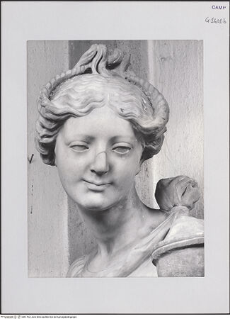 Vorderseite von Pedicini, Luciano [https://www.deutsche-digitale-bibliothek.de/content/lizenzen/rv-ez/] Grabmal des Antonio de Gennaro (gest. 1522)Prudentia - Detail: Gesicht, bh517402_recto. Foto: Pedicini, Luciano.