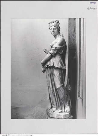 Vorderseite von Pedicini, Luciano [https://www.deutsche-digitale-bibliothek.de/content/lizenzen/rv-ez/] Grabmal des Antonio de Gennaro (gest. 1522)Justitia - Gesamtansicht von rechts, bh517405_recto. Foto: Pedicini, Luciano.