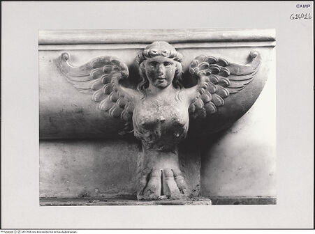 Vorderseite von Pedicini, Luciano [https://www.deutsche-digitale-bibliothek.de/content/lizenzen/rv-ez/] Grabmal des Antonio de Gennaro (gest. 1522)Gisant und Sarkophag - Sarkophag, Detail: Sphinx, bh517408_recto. Foto: Pedicini, Luciano.