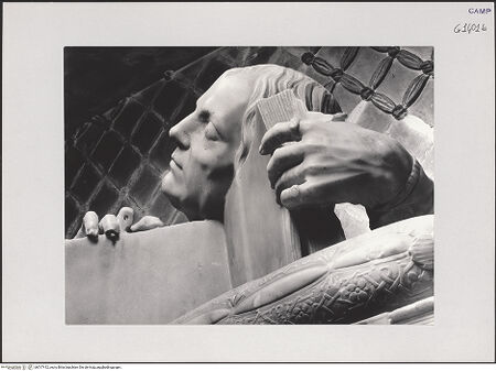 Vorderseite von Pedicini, Luciano [https://www.deutsche-digitale-bibliothek.de/content/lizenzen/rv-ez/] Grabmal des Antonio de Gennaro (gest. 1522)Gisant und Sarkophag - Detail: Kopf, bh517412_recto. Foto: Pedicini, Luciano.