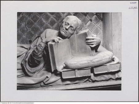 Vorderseite von Pedicini, Luciano [https://www.deutsche-digitale-bibliothek.de/content/lizenzen/rv-ez/] Grabmal des Antonio de Gennaro (gest. 1522)Gisant und Sarkophag - Detail: Oberkörper, bh517414_recto. Foto: Pedicini, Luciano.