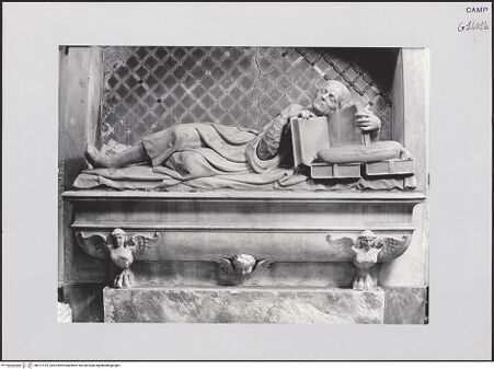 Vorderseite von Pedicini, Luciano [https://www.deutsche-digitale-bibliothek.de/content/lizenzen/rv-ez/] Grabmal des Antonio de Gennaro (gest. 1522)Gisant und Sarkophag - Gesamtansicht, bh517415_recto. Foto: Pedicini, Luciano.