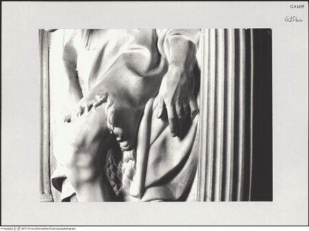 Vorderseite von Pedicini, Luciano [https://www.deutsche-digitale-bibliothek.de/content/lizenzen/rv-ez/] Der Altar von Monteoliveto (Altare del Pezzo)Johannes der Täufer - Detail: linkes Knie und linke Hand, bh517419_recto. Foto: Pedicini, Luciano.