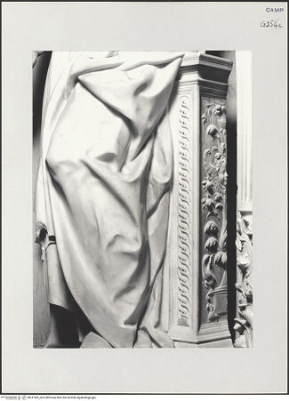 Vorderseite von Pedicini, Luciano [https://www.deutsche-digitale-bibliothek.de/content/lizenzen/rv-ez/] Der Altar von Monteoliveto (Altare del Pezzo)Maria mit Kind - Detail: Maria, Gewand, bh517433_recto. Foto: Pedicini, Luciano.