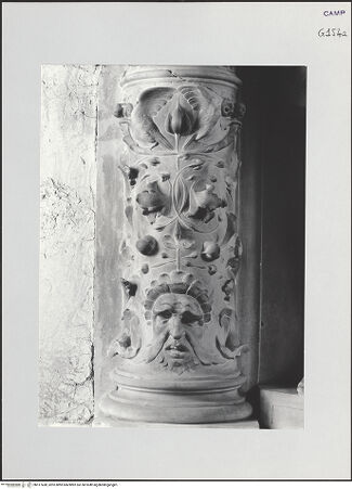 Vorderseite von Pedicini, Luciano [https://www.deutsche-digitale-bibliothek.de/content/lizenzen/rv-ez/] Der Altar von Monteoliveto (Altare del Pezzo)Groteske - Erste Säule von links, ornamentierter Schaft, bh517438_recto. Foto: Pedicini, Luciano.
