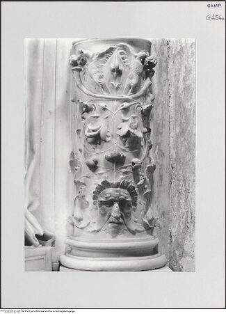 Vorderseite von Pedicini, Luciano [https://www.deutsche-digitale-bibliothek.de/content/lizenzen/rv-ez/] Der Altar von Monteoliveto (Altare del Pezzo)Groteske - Vierte Säule von links, ornamentierter Schaft, bh517439_recto. Foto: Pedicini, Luciano.