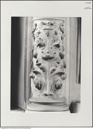 Vorderseite von Pedicini, Luciano [https://www.deutsche-digitale-bibliothek.de/content/lizenzen/rv-ez/] Der Altar von Monteoliveto (Altare del Pezzo)Groteske - Dritte Säule von links, ornamentierter Schaft, bh517443_recto. Foto: Pedicini, Luciano.