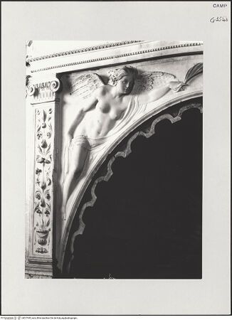 Vorderseite von Pedicini, Luciano [https://www.deutsche-digitale-bibliothek.de/content/lizenzen/rv-ez/] Der Altar von Monteoliveto (Altare del Pezzo)Mittlere Nische: Victoriae - Detail: Victoria, links, bh517445_recto. Foto: Pedicini, Luciano.