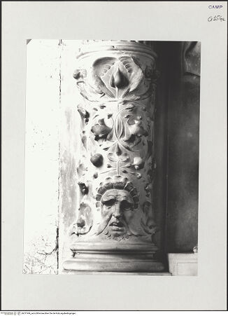 Vorderseite von Pedicini, Luciano [https://www.deutsche-digitale-bibliothek.de/content/lizenzen/rv-ez/] Der Altar von Monteoliveto (Altare del Pezzo)Groteske - Erste Säule von links, ornamentierter Schaft, bh517446_recto. Foto: Pedicini, Luciano.