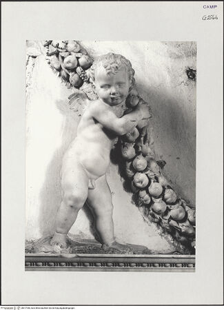 Vorderseite von Pedicini, Luciano [https://www.deutsche-digitale-bibliothek.de/content/lizenzen/rv-ez/] Der Altar von Monteoliveto (Altare del Pezzo)Festonhaltende Putti - Detail: Putto, rechts, bh517448_recto. Foto: Pedicini, Luciano.