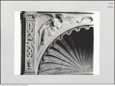 Vorderseite von Pedicini, Luciano [https://www.deutsche-digitale-bibliothek.de/content/lizenzen/rv-ez/] Der Altar von Monteoliveto (Altare del Pezzo)Mittlere Nische: Victoriae - Detail: Victoria, links, bh517449_recto. Foto: Pedicini, Luciano.