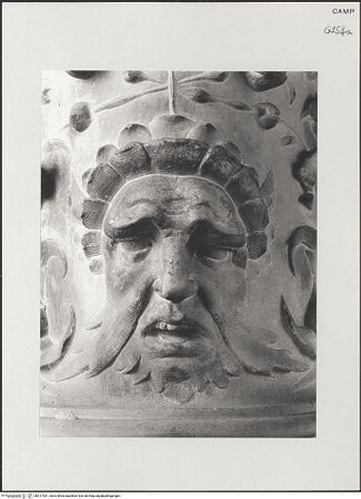 Vorderseite von Pedicini, Luciano [https://www.deutsche-digitale-bibliothek.de/content/lizenzen/rv-ez/] Der Altar von Monteoliveto (Altare del Pezzo)Groteske - Erste Säule von links, Maske, bh517451_recto. Foto: Pedicini, Luciano.