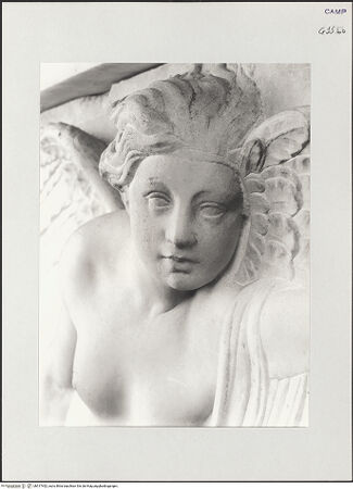 Vorderseite von Pedicini, Luciano [https://www.deutsche-digitale-bibliothek.de/content/lizenzen/rv-ez/] Der Altar von Monteoliveto (Altare del Pezzo)Mittlere Nische: Victoriae - Detail: Victoria, links, bh517452_recto. Foto: Pedicini, Luciano.