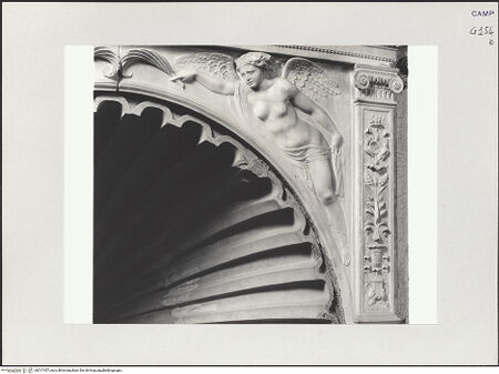 Vorderseite von Pedicini, Luciano [https://www.deutsche-digitale-bibliothek.de/content/lizenzen/rv-ez/] Der Altar von Monteoliveto (Altare del Pezzo)Mittlere Nische: Victoriae - Detail: Geflügelte Victoria, rechts, bh517457_recto. Foto: Pedicini, Luciano.