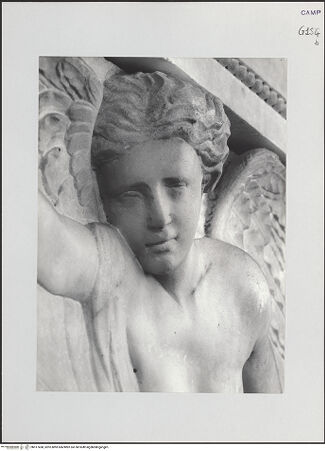 Vorderseite von Pedicini, Luciano [https://www.deutsche-digitale-bibliothek.de/content/lizenzen/rv-ez/] Der Altar von Monteoliveto (Altare del Pezzo)Mittlere Nische: Victoriae - Detail: Geflügelte Victoria, rechts, bh517458_recto. Foto: Pedicini, Luciano.