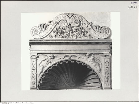 Vorderseite von Pedicini, Luciano [https://www.deutsche-digitale-bibliothek.de/content/lizenzen/rv-ez/] Der Altar von Monteoliveto (Altare del Pezzo)Mittlere Nische: Victoriae - Detail: Muschelkalotte und Volutenaufsatz, bh517461_recto. Foto: Pedicini, Luciano.