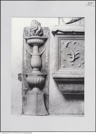 Vorderseite von Pedicini, Luciano [https://www.deutsche-digitale-bibliothek.de/content/lizenzen/rv-ez/] Grabmal des Enrico Poderico - Detail: Kandelaber, links, bh518101_recto. Foto: Pedicini, Luciano.