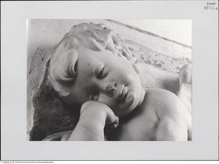 Vorderseite von Pedicini, Luciano [https://www.deutsche-digitale-bibliothek.de/content/lizenzen/rv-ez/] Grabmal des Enrico Poderico - Detail: Putto, links, bh518102_recto. Foto: Pedicini, Luciano.