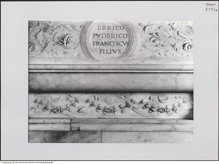 Vorderseite von Pedicini, Luciano [https://www.deutsche-digitale-bibliothek.de/content/lizenzen/rv-ez/] Grabmal des Enrico Poderico - Sarkophag, Inschrift, bh518104_recto. Foto: Pedicini, Luciano.