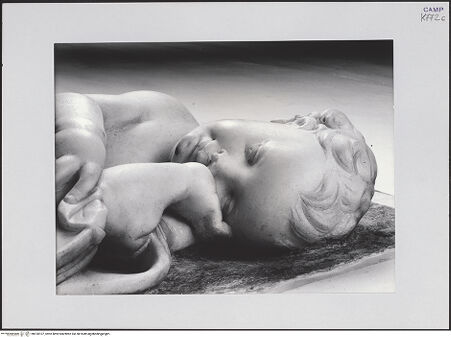 Vorderseite von Pedicini, Luciano [https://www.deutsche-digitale-bibliothek.de/content/lizenzen/rv-ez/] Grabmal des Enrico Poderico - Detail: Putto, rechts, bh518107_recto. Foto: Pedicini, Luciano.