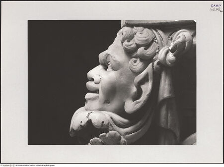 Vorderseite von Pedicini, Luciano [https://www.deutsche-digitale-bibliothek.de/content/lizenzen/rv-ez/] Grabmal des Vizekönigs Don Pedro di Toledo (gest. 1553) und seiner Gemahlin Maria Ossorio PimentelDekoration - Detail: Maske, bh518145_recto. Foto: Pedicini, Luciano.