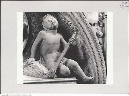 Vorderseite von Pedicini, Luciano [https://www.deutsche-digitale-bibliothek.de/content/lizenzen/rv-ez/] Grabmal des Baldassarre Ricca (gest. 1518)Sarkophag und Madonna - Putto, rechts, bh518299_recto. Foto: Pedicini, Luciano.