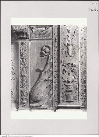 Vorderseite von Pedicini, Luciano [https://www.deutsche-digitale-bibliothek.de/content/lizenzen/rv-ez/] Grabmal des Baldassarre Ricca (gest. 1518)Rahmenarchitektur mit Groteskendekoration und Wappenschild - Rahmenarchitektur, Detail des rechten Pilaster, bh518300_recto. Foto: Pedicini, Luciano.