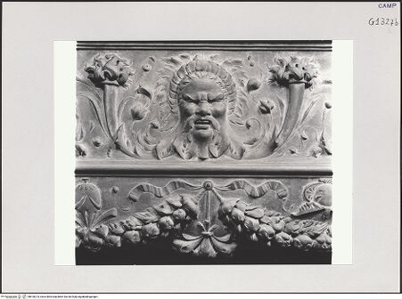 Vorderseite von Pedicini, Luciano [https://www.deutsche-digitale-bibliothek.de/content/lizenzen/rv-ez/] Grabmal des Baldassarre Ricca (gest. 1518)Sarkophag und Madonna - Sarkophag, Detail, bh518314_recto. Foto: Pedicini, Luciano.