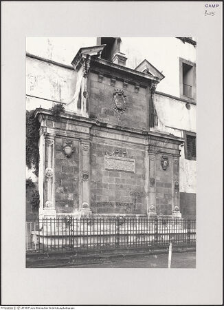 Vorderseite von Pedicini, Luciano [https://www.deutsche-digitale-bibliothek.de/content/lizenzen/rv-ez/] Castel CapuanoFontana del Formello - Gesamtansicht, bh518337_recto. Foto: Pedicini, Luciano.