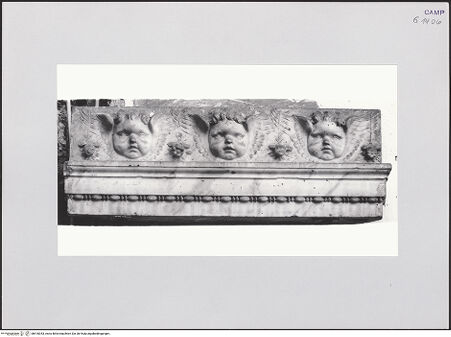 Vorderseite von Pedicini, Luciano [https://www.deutsche-digitale-bibliothek.de/content/lizenzen/rv-fz/] Architravfragment - Gesamtansicht, bh518353_recto. Foto: Pedicini, Luciano.