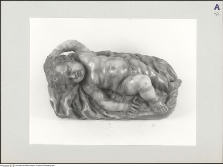 Vorderseite von Lensini, Fabio [https://www.deutsche-digitale-bibliothek.de/content/lizenzen/rv-ez/] Liegender Putto - , bh518449_recto. Foto.