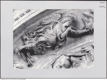 Vorderseite von Pedicini, Luciano [https://www.deutsche-digitale-bibliothek.de/content/lizenzen/rv-ez/] Tabernakelrahmen der Ikone von Santa Maria la BrunaEngel und Heiliggeisttaube - Engel, der eine Krone bringt (links), bh518725_recto. Foto: Pedicini, Luciano.