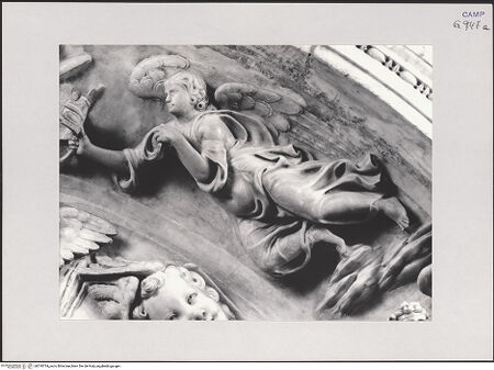 Vorderseite von Pedicini, Luciano [https://www.deutsche-digitale-bibliothek.de/content/lizenzen/rv-ez/] Tabernakelrahmen der Ikone von Santa Maria la BrunaEngel und Heiliggeisttaube - Engel, der eine Krone bringt (rechts), bh518734_recto. Foto: Pedicini, Luciano.