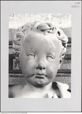 Vorderseite von Pedicini, Luciano [https://www.deutsche-digitale-bibliothek.de/content/lizenzen/rv-ez/] Grabmal des Giovan Battista Cicara (gest. 1504)Das Christuskind trägt die Leidenswerkzeuge - Detail: Gesicht, bh518741_recto. Foto: Pedicini, Luciano.