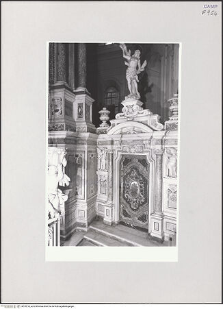 Vorderseite von ICCD [https://www.deutsche-digitale-bibliothek.de/content/lizenzen/rv-ez/] Hauptaltar - Teilansicht mit der Statue des heiligen Sebastian, bh520274_recto. Foto.