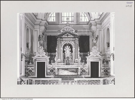 Vorderseite von ICCD [https://www.deutsche-digitale-bibliothek.de/content/lizenzen/rv-ez/] Hauptaltar - Gesamtansicht, bh520275_recto. Foto.