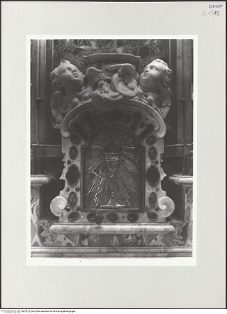 Vorderseite von ICCD [https://www.deutsche-digitale-bibliothek.de/content/lizenzen/rv-ez/] Hauptaltar - Detail: Tabernakel, bh520278_recto. Foto.
