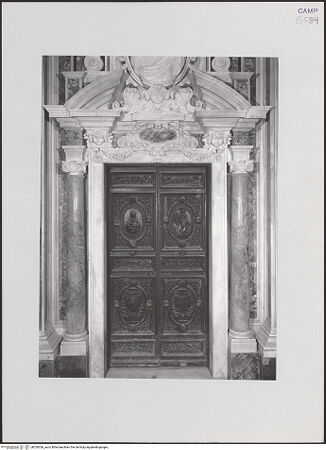 Vorderseite von ICCD [https://www.deutsche-digitale-bibliothek.de/content/lizenzen/rv-ez/] Seitenportal mit Christus - Portal, Detail und Tür, bh520306_recto. Foto.