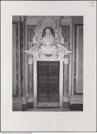 Vorderseite von ICCD [https://www.deutsche-digitale-bibliothek.de/content/lizenzen/rv-ez/] Seitenportal mit Christus - Gesamtansicht, bh520307_recto. Foto.